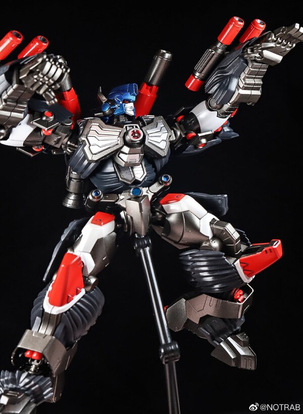 Flame Toys Furai Action Optimus Primal In Hand Images  (3 of 12)